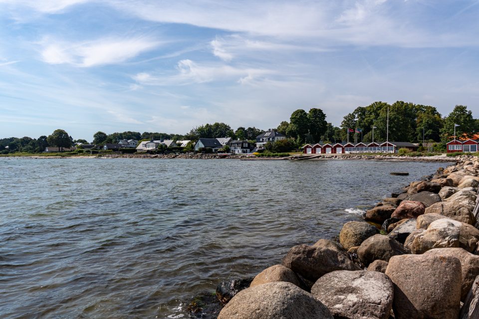Küste in Nordseeland in Dänemark mit Meer und Badehäuschen