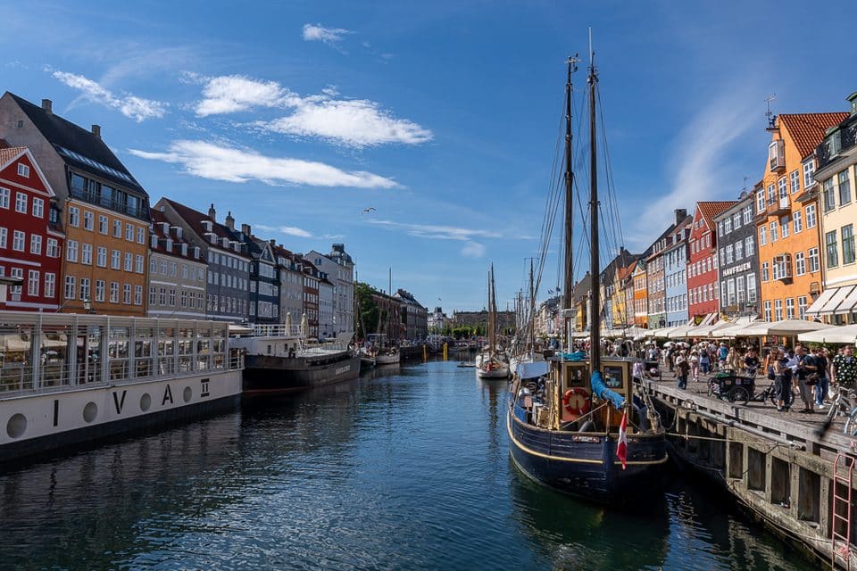 Nyhavn mit bunten Häusern und historischen Schiffen in Kopenhagen