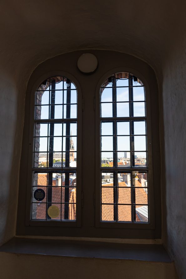Blick durch ein Fenster im Rundetårn auf Kopenhagen