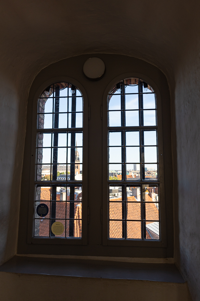 Blick durch ein Fenster im Rundetårn auf Kopenhagen