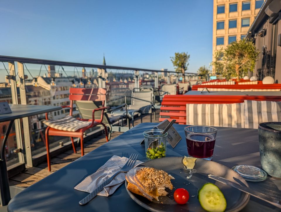 Frühstück auf der Dachterasse (Rooftop Bar) des Scandic Hotels Norreport Kopenhagen