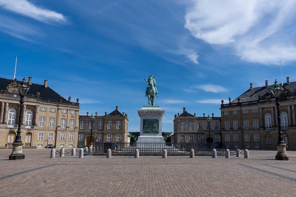 Schlossplatz von Amalienborg mit Reiterstandbild in Kopenhagen