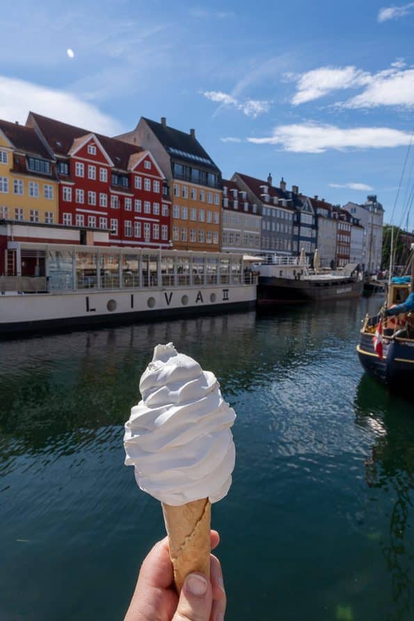Großes Softeis vor den bunten Häusern von Nyhavn in Kopenhagen