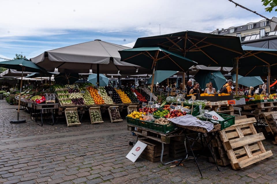 Marktstände vor den Torvehallerne in Kopenhagen