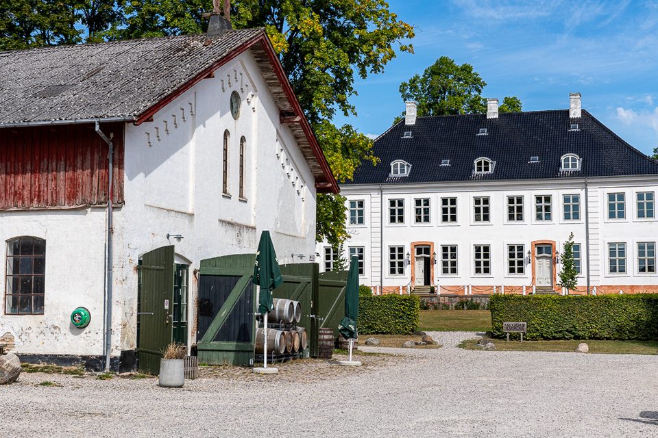 Hofgebäude von Årstiderne Krogerup in Humlebæk
