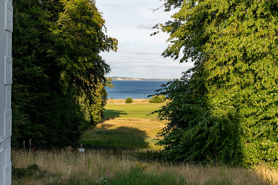 Blick vom Kokkedal Schloss über die Landschaft zum Øresund