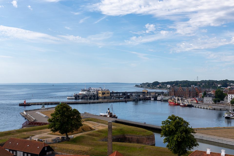 Blick von Schloss Kronborg auf den Hafen von Helsingør und den Øresund