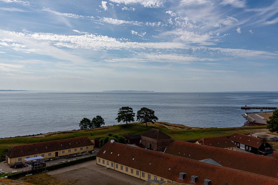 Blick von Schloss Kronborg über die Dächer der Festungsanlage auf den Øresund