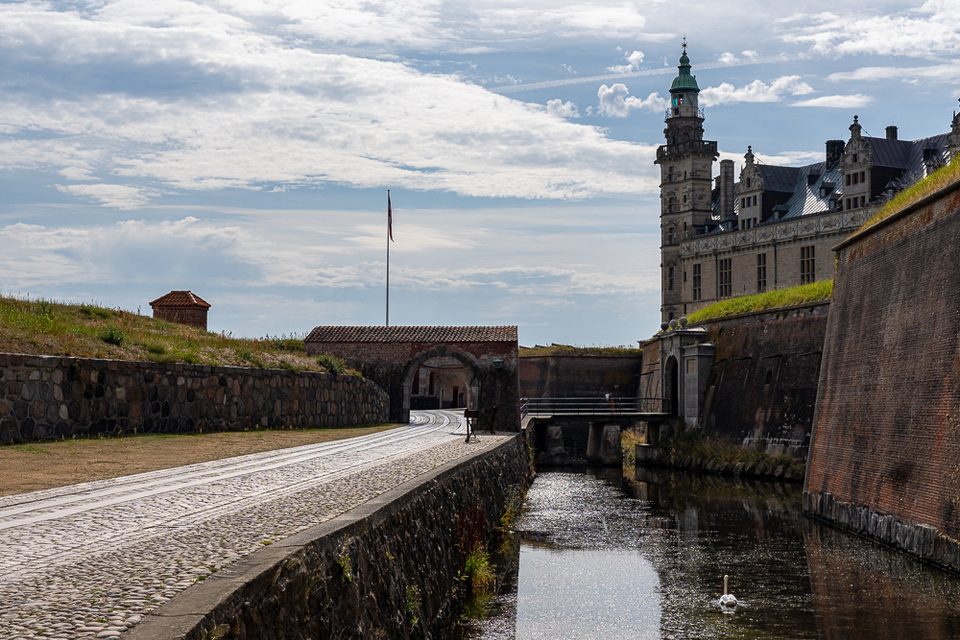 Festungsanlage von Schloss Kronborg mit Wassergraben und historischen Mauern