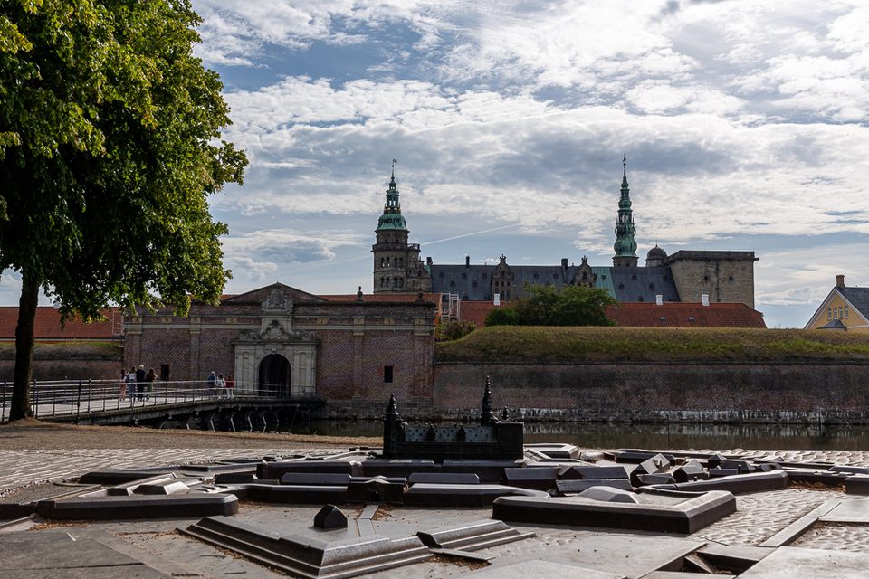 Schloss Kronborg in Helsingør mit Festungsmauern und Wassergraben