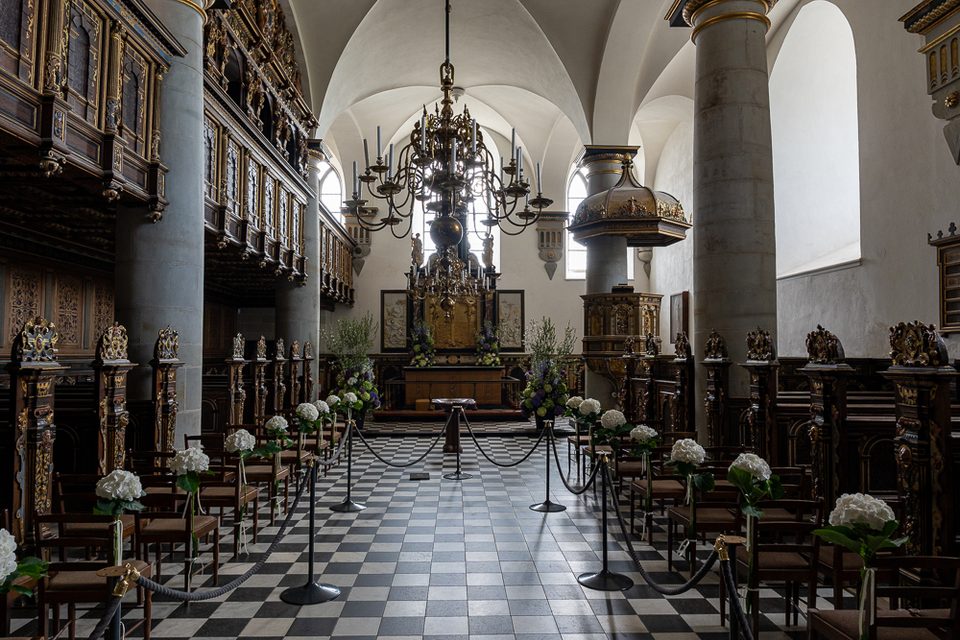 Kapelle von Schloss Kronborg mit historischem Holzinterieur und Kronleuchter