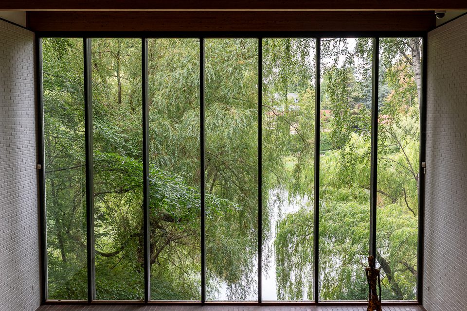 Große Fensterfront im Louisiana Museum mit Blick in die grüne Parklandschaft