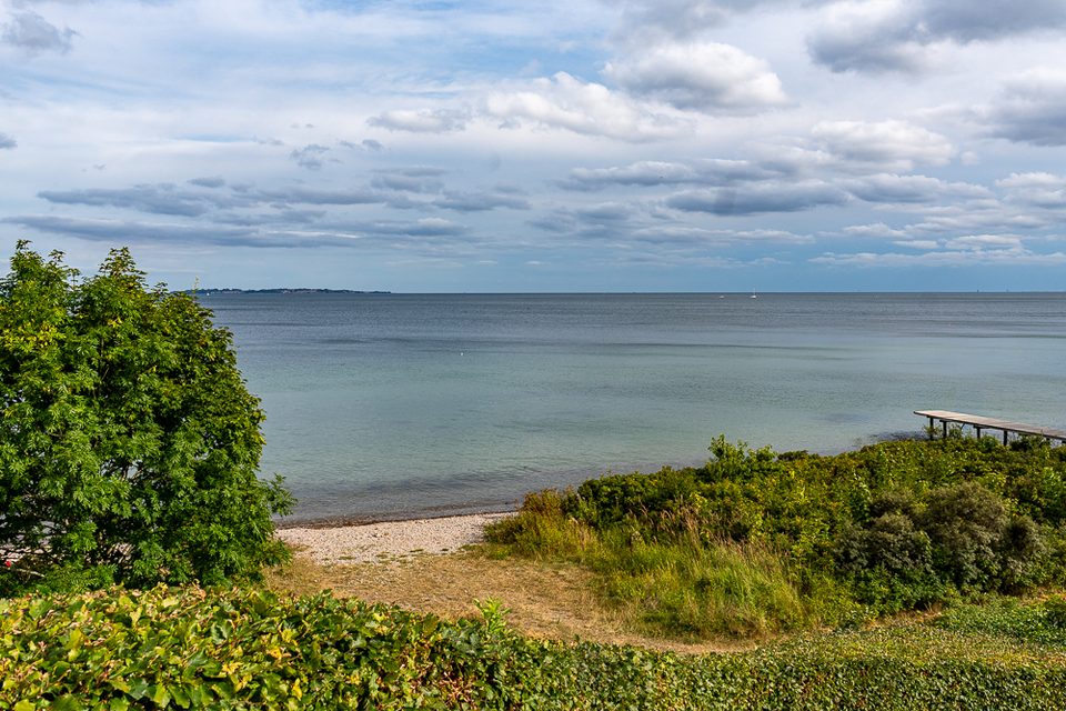 Blick vom Louisiana Museum über den Øresund an der Küste von Nordseeland