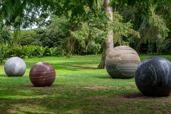 Kugelförmige Skulpturen im Skulpturenpark des Louisiana Museum
