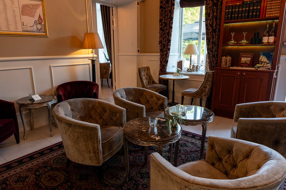 Elegante Lounge im Kokkedal Schloss bei Kopenhagen