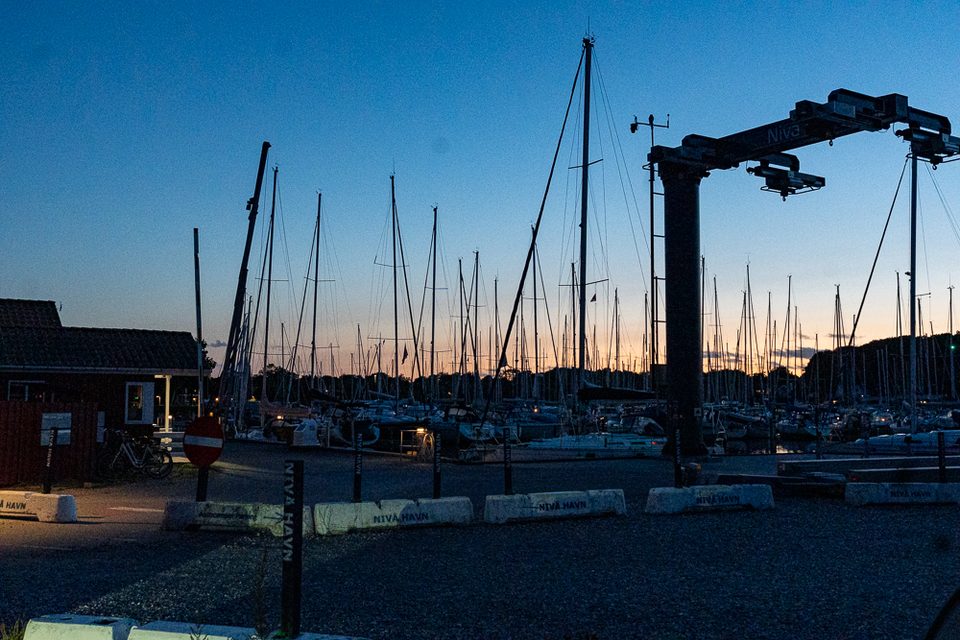 Segelboote im Hafen von Nivå bei Sonnenuntergang