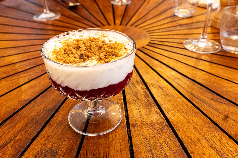 Dessert mit Beeren und Creme im Peter Lieps Hus