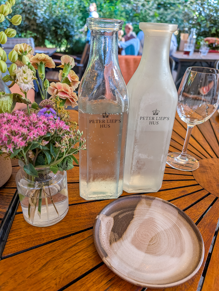Gedeckter Tisch auf der Terrasse des Peter Lieps Hus
