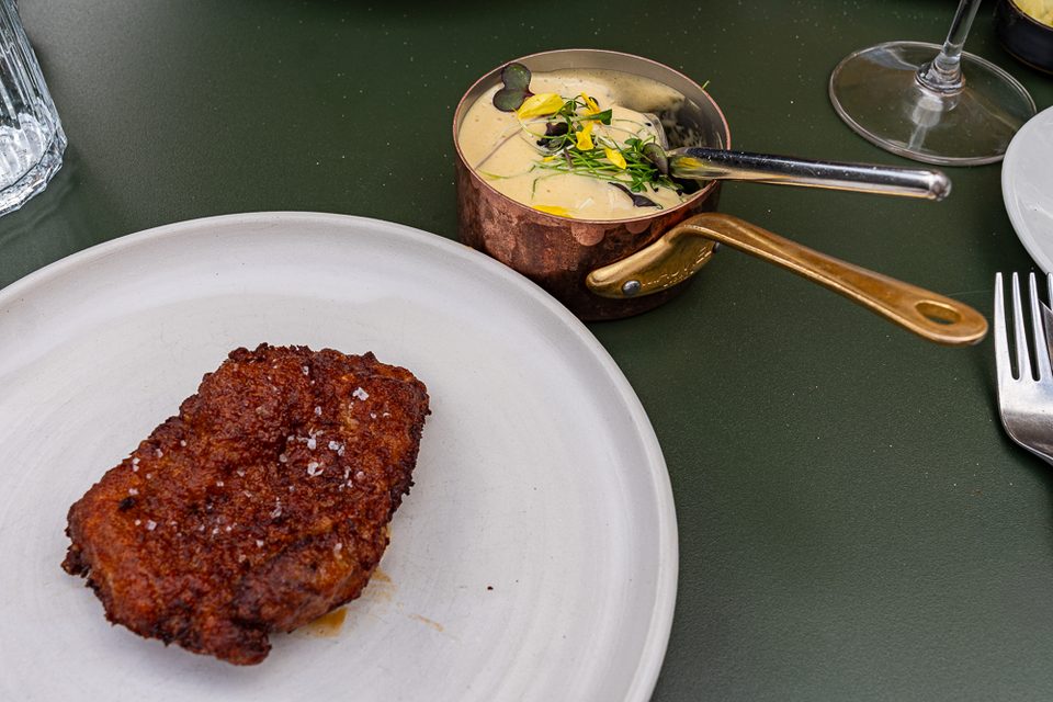 Kalbsschnitzel mit Sauce im Restaurant Sletten