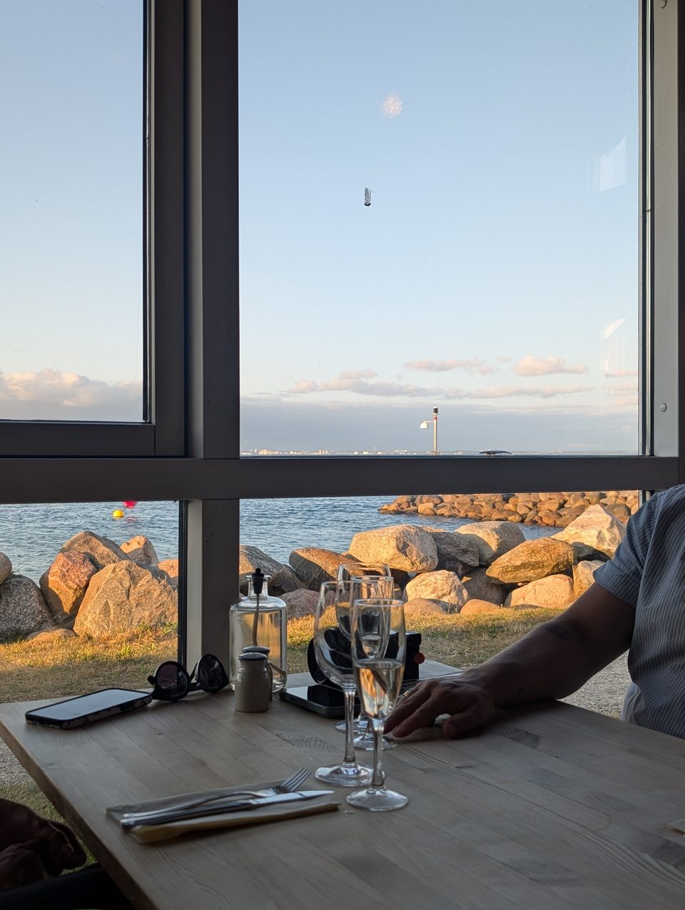 Blick vom Restaurant Trekosten auf den Øresund und die Felsen am Hafen von Nivå