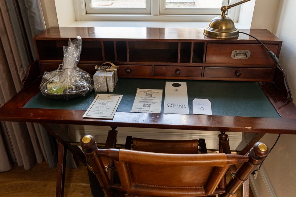 Schreibtisch im Hotelzimmer des Kokkedal Schloss bei Kopenhagen