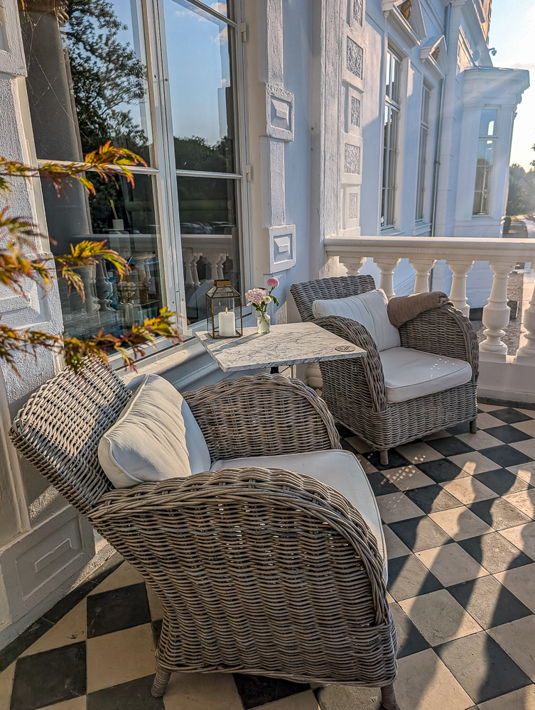 Terrasse beim Vordereingang des Kokkedal Schloss bei Kopenhagen