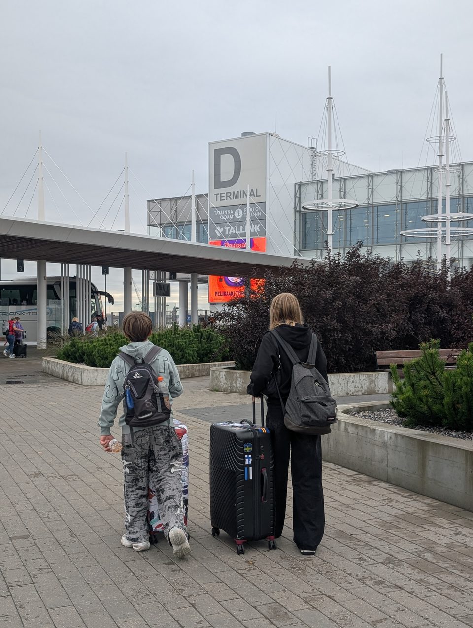 Teenager mit Gepäck am Hafen von Tallinn
