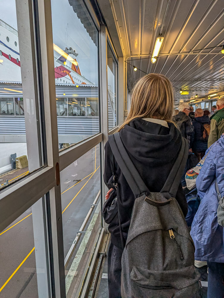 Teenager beim Boarding Tallink Silja