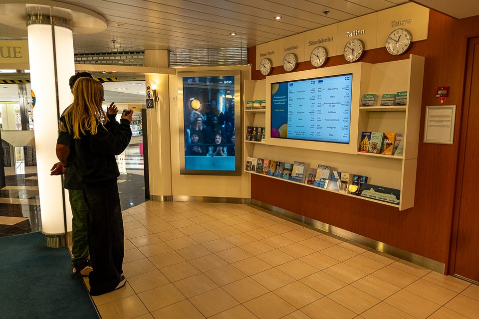 Teenager prüfen, was auf dem Schiff los ist.