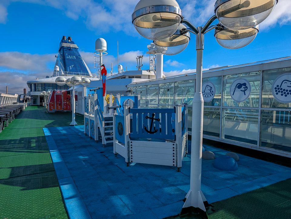 Spielplatz auf dem Sonnendeck der Silja Serenade .