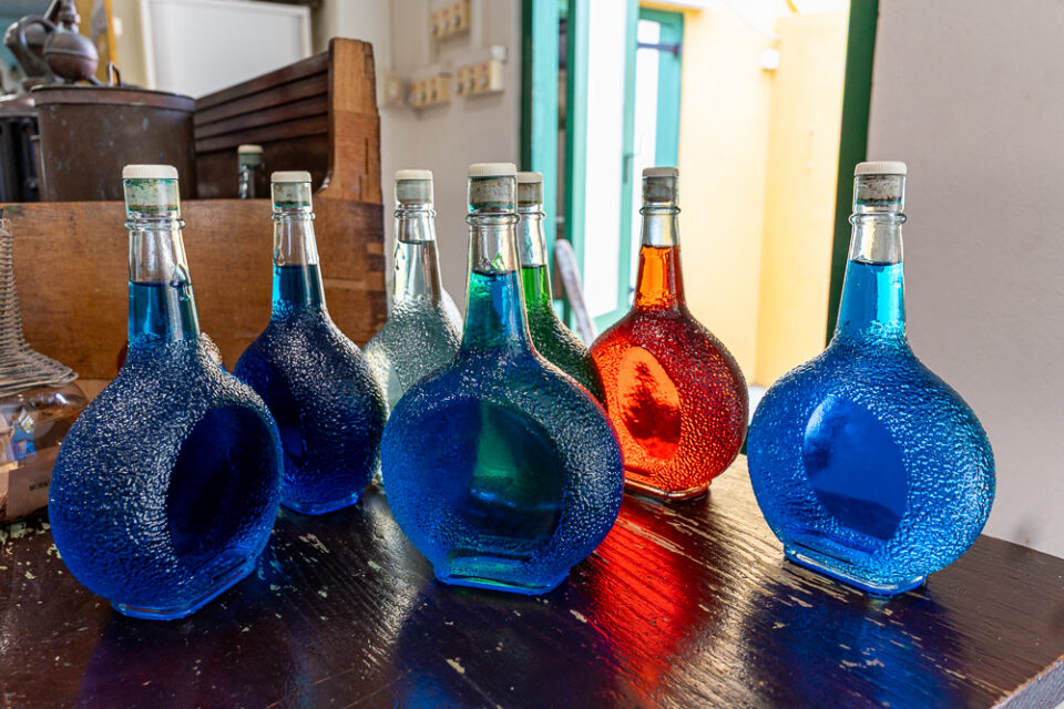 Blue Curaçao in der Originalflasche vor der Etikettierung.