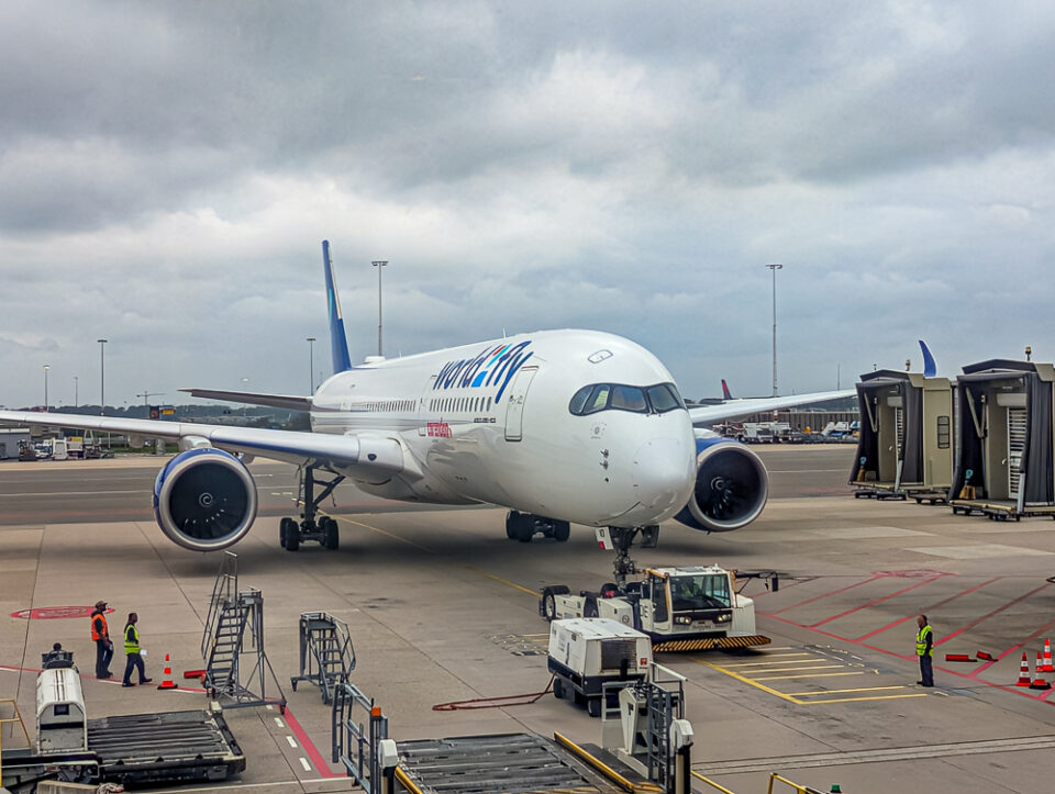 Flugzeug von Corendon Airlines am Flughafen Amsterdam kurz vor dem Abflug