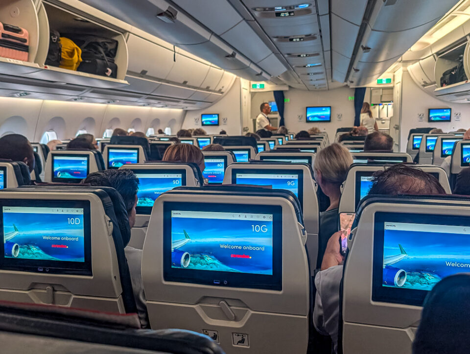 Sitzreihen in der Kabine eines Langstreckenflugzeugs von Corendon Airlines
