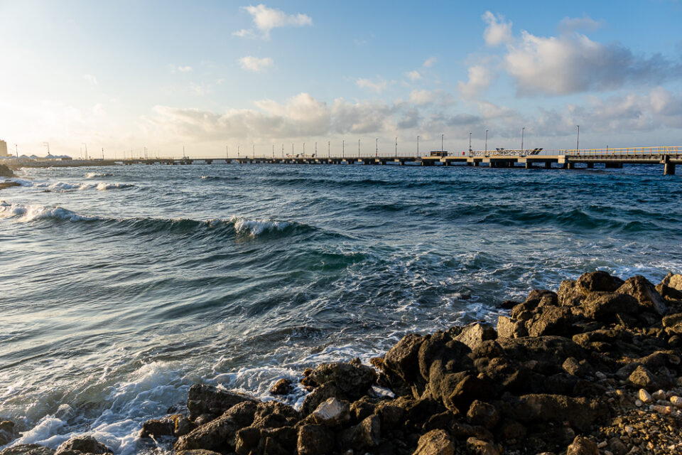 Wellen und Kreuzfahrtanlegestelle in Willemstad auf Curacao.