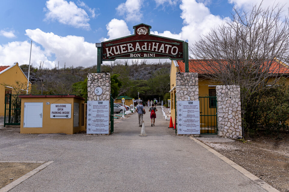 Eingangsbereich der Hato Caves auf Curaçao