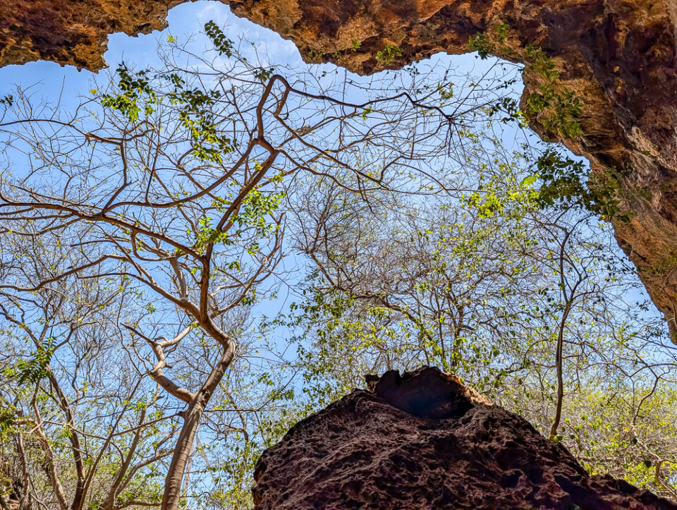 Blick aus einer Höhle während einer Buggytour auf Curacao