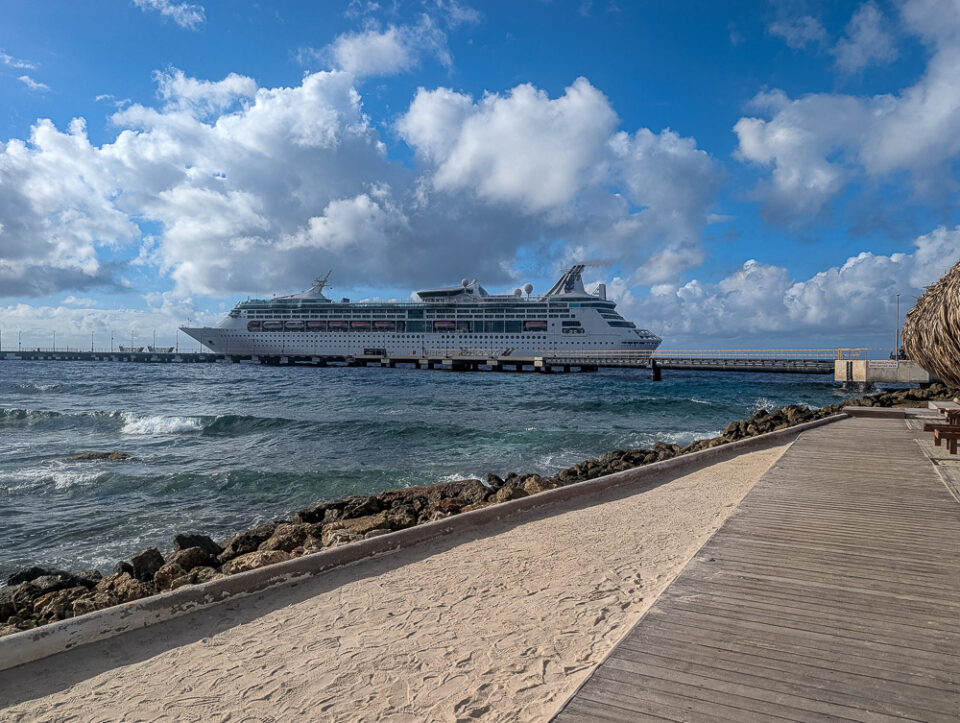 Kreuzfahrtschiff vor der Küste beim Corendon-Hotel auf Curaçao