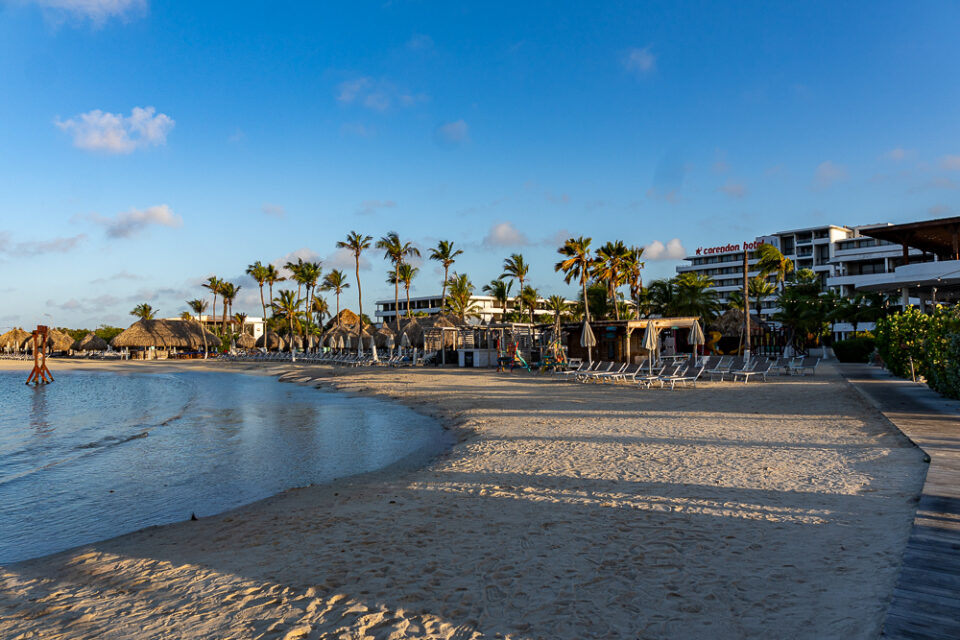 Strand des Mangrove Beach Corendon Hotels in Willemstad auf Curacao.