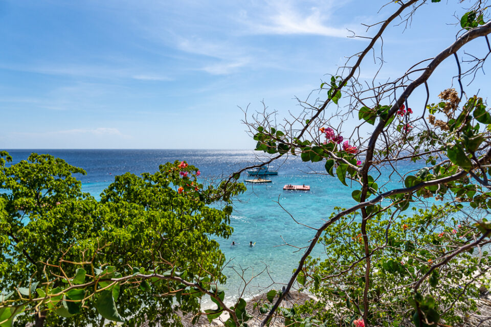 Blick auf das türkisfarbene Meer an der Playa Kalki