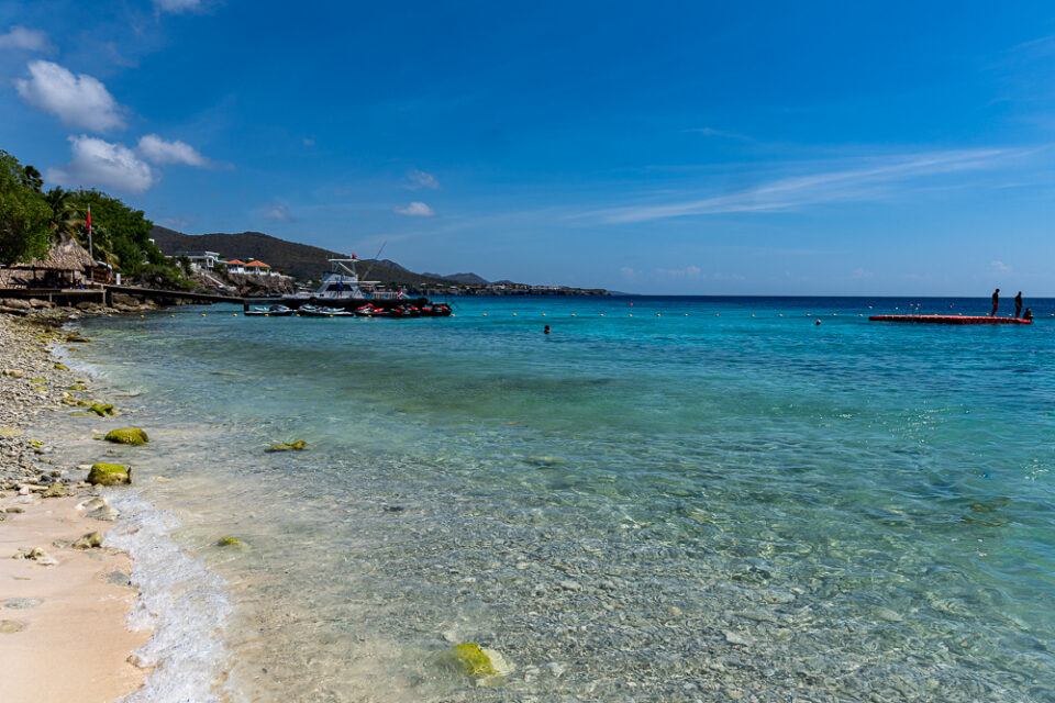 Teils steiniger Strand an der Playa Kalki auf Curacao.