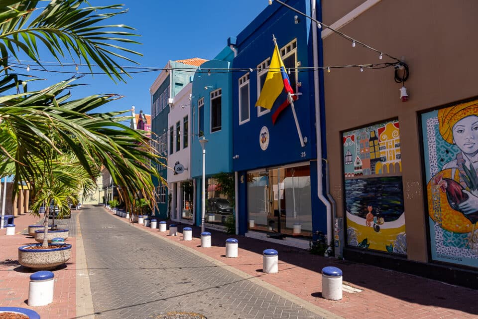 Bunte Häuser in den Straßen von Willemstad auf Curacao.